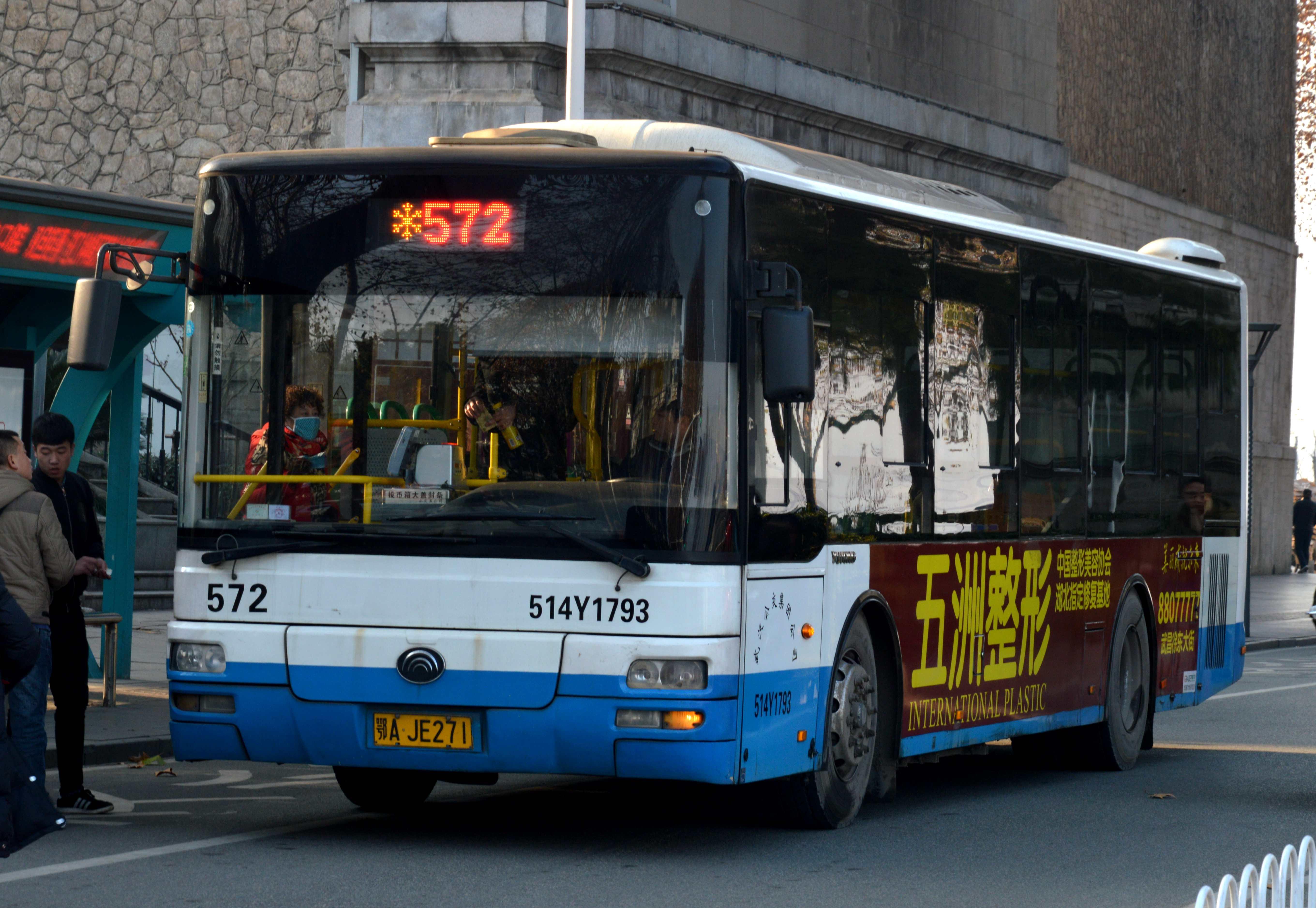 图集|武汉公交恢复首日：一趟车不足10人 风雨中坚持开窗通风_乘客