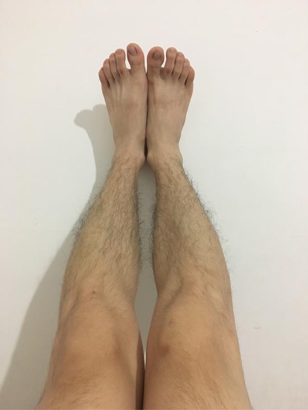 男人腿毛浓密图片