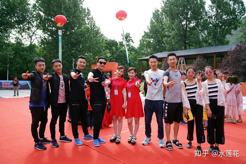 豫西大峡谷全国双胞胎漂流节 百对双胞胎游客眼花缭乱分不清