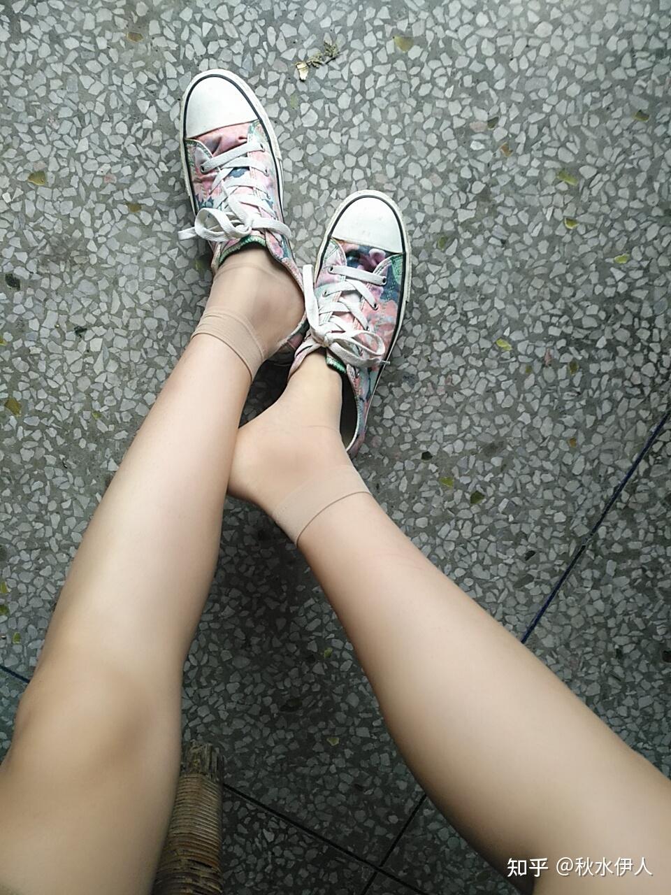 短肉丝袜帆布鞋板鞋本来是很土的打扮为何我却从中看到了一丝清纯可爱