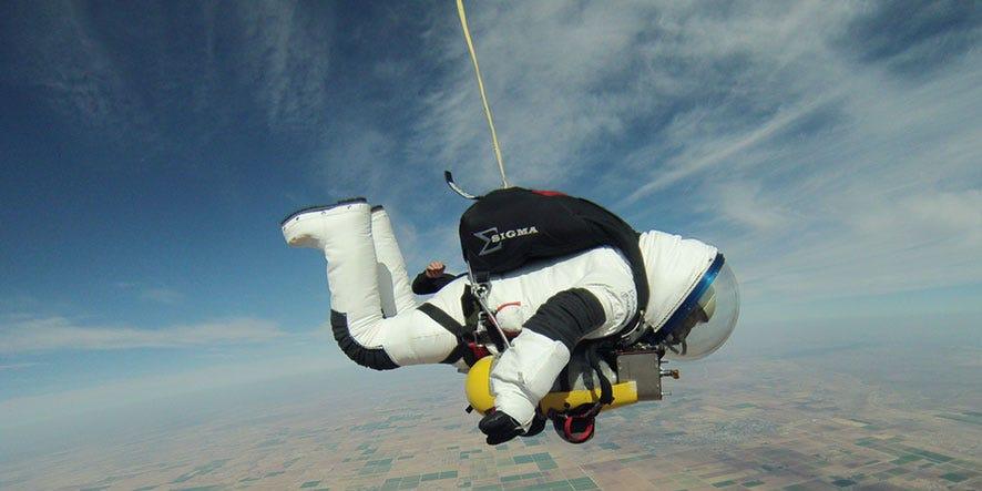 仅供参考 今天来谈谈世界上最高的跳伞 谷 歌的副总裁 艾伦·尤斯塔斯