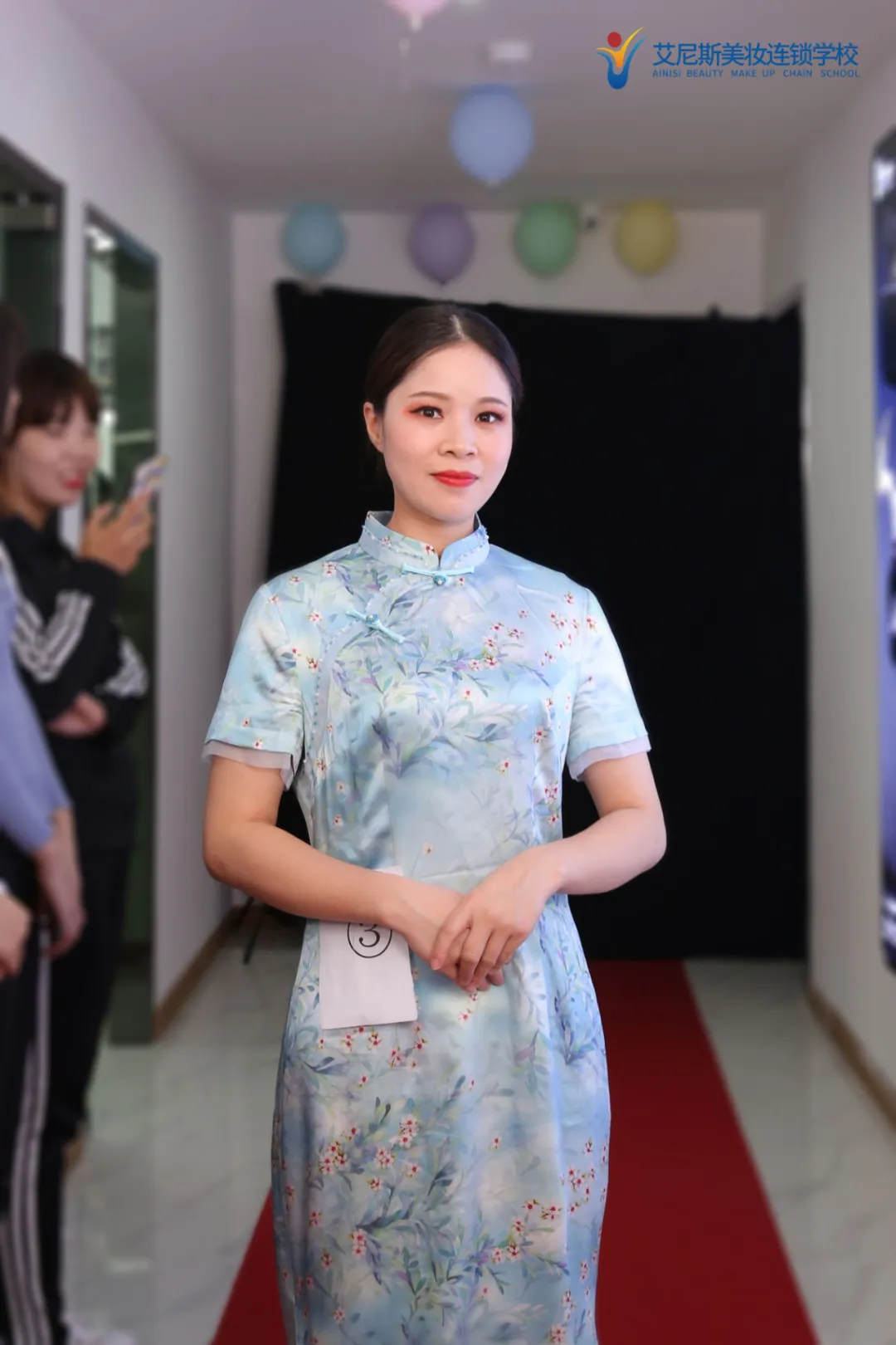 秀正式开始——八位模特逐一登场,步履轻盈摇曳生姿,虽然都是身着旗袍