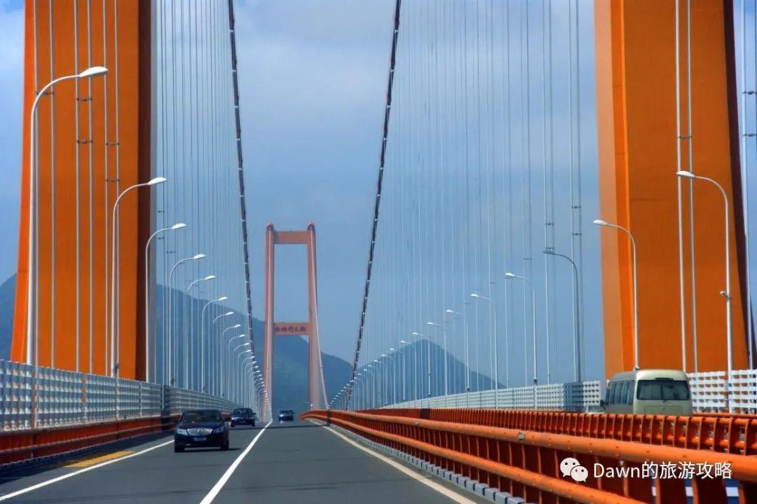 整个连岛工程由金塘,西堠门,桃夭门,响礁门和岑港五座跨海大桥及接线