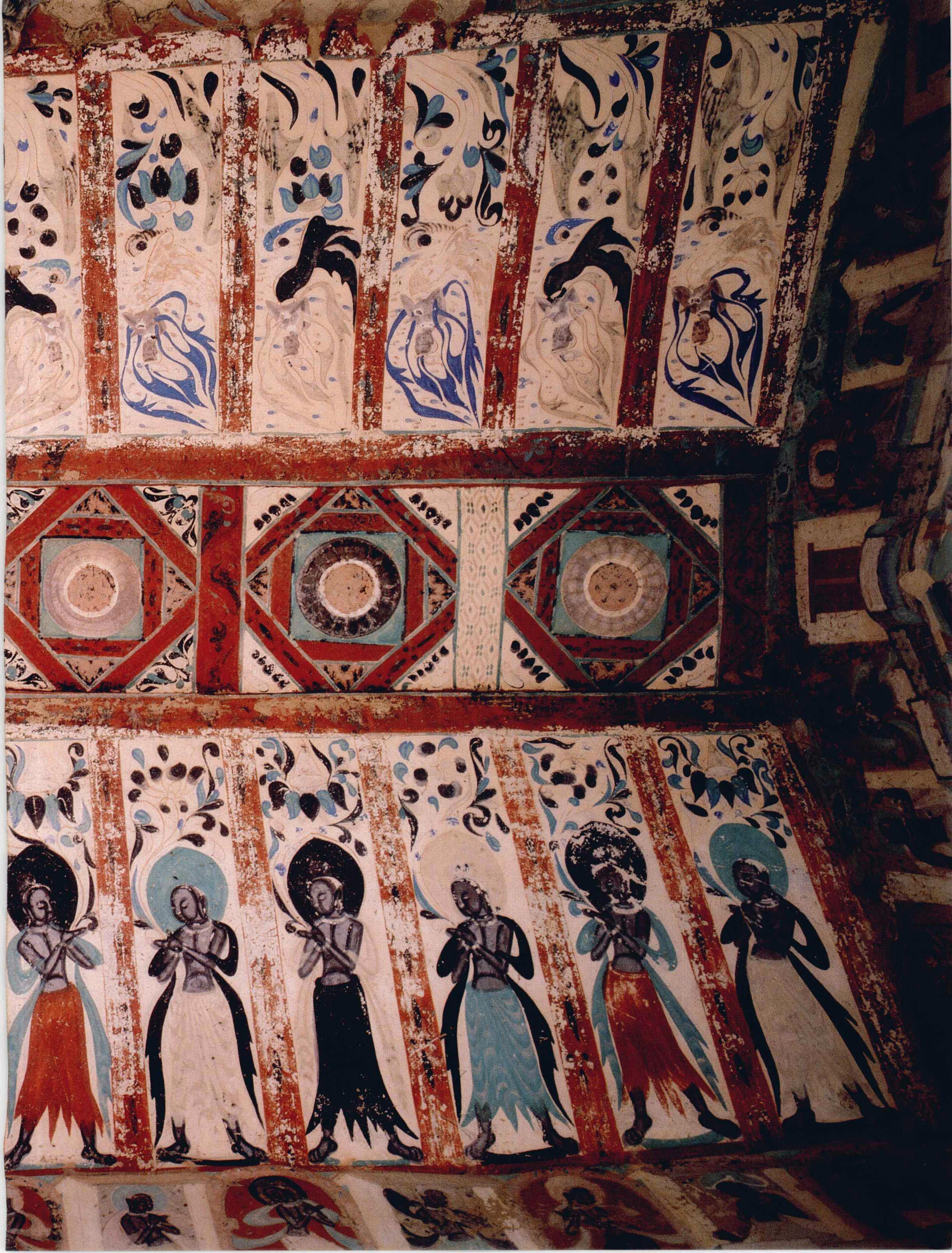 北朝时期的敦煌壁画,由于日久年深,人物多已晕染变黑,面部呈现出"黑鼻