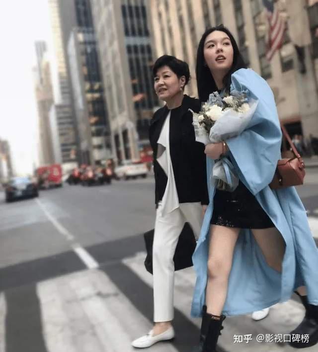 李咏遗孀哈文在日本庆祝55岁生日背爱马仕包包出入高档餐厅