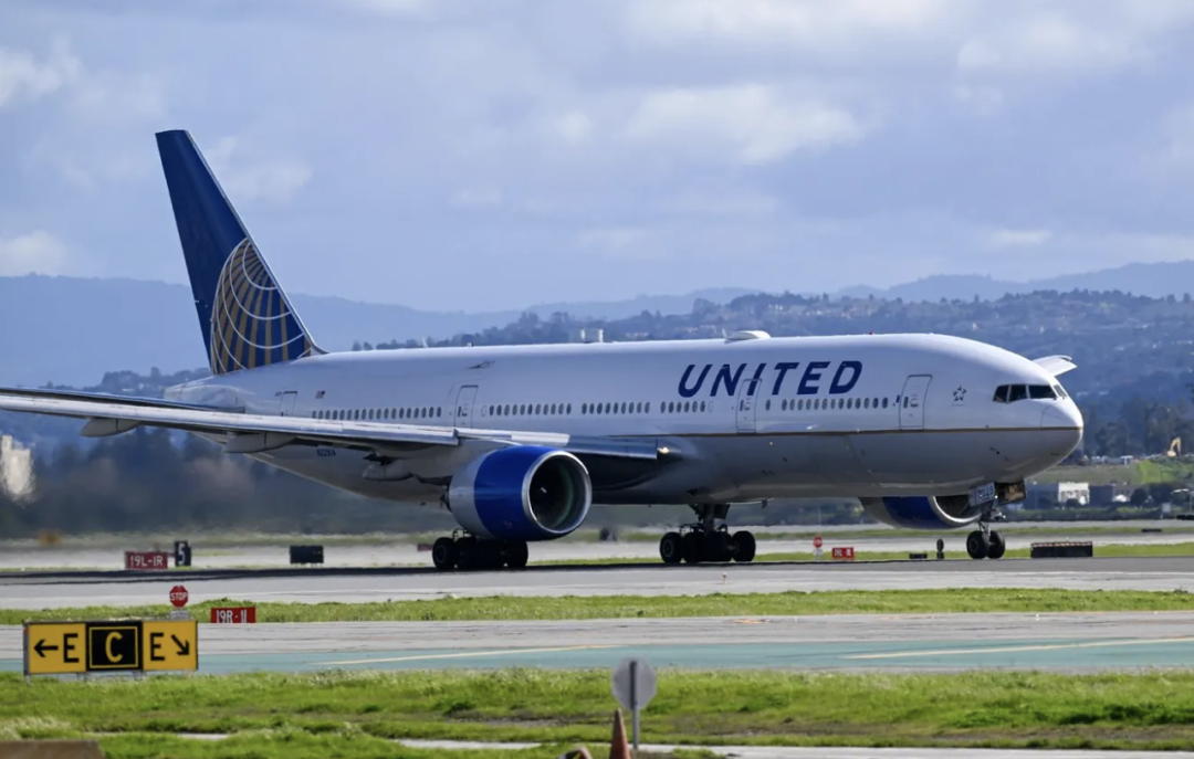 美联航旧金山航班又出意外起飞后轮子突然掉落停车场