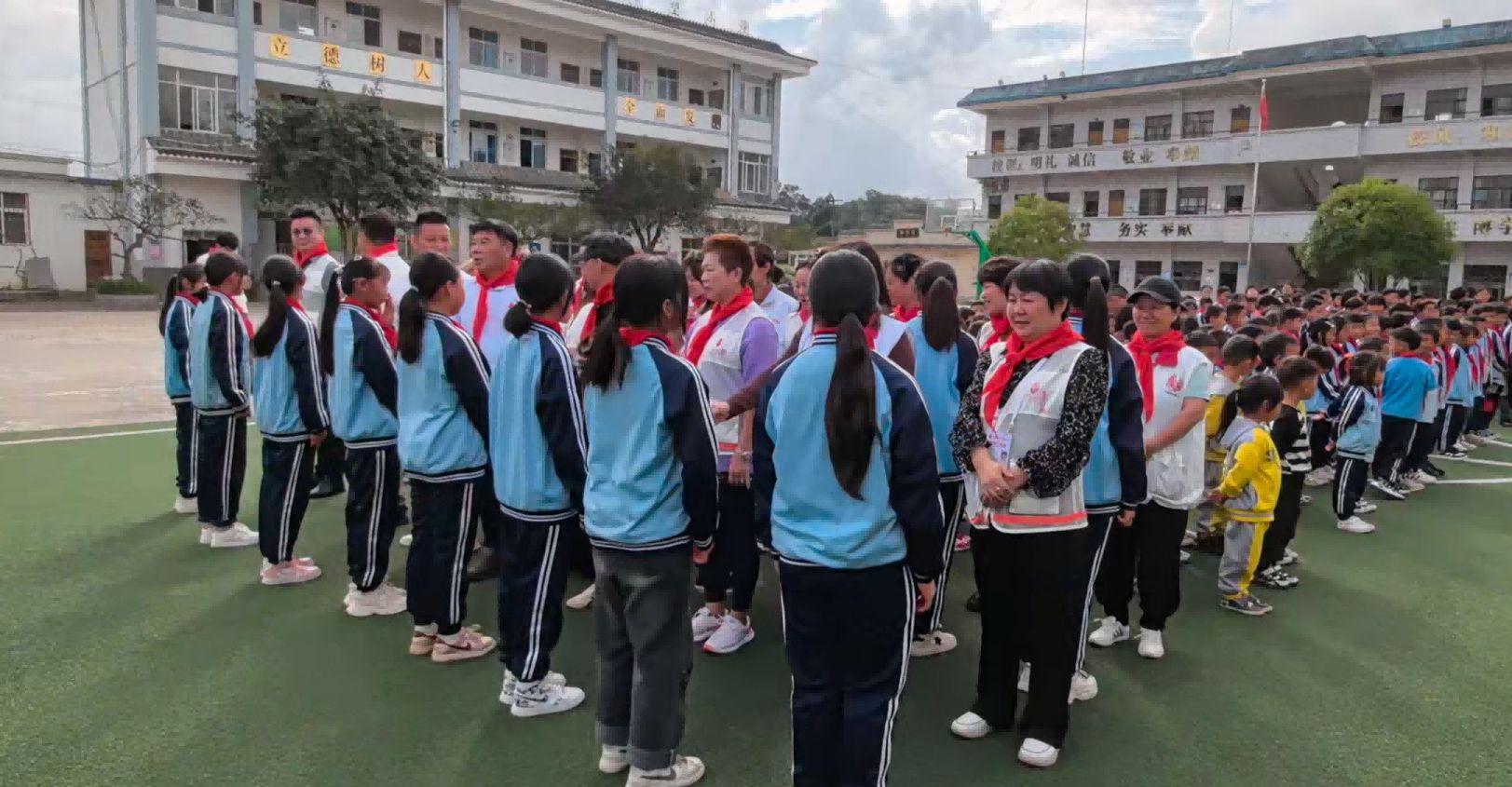 一心基金会第四服务队赴冷泉镇小新小学开展公益捐赠仪式