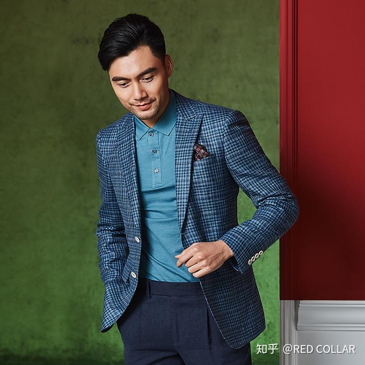 其次,需要注意的技巧是西装的领子的选择,由于polo衫本身也有领子