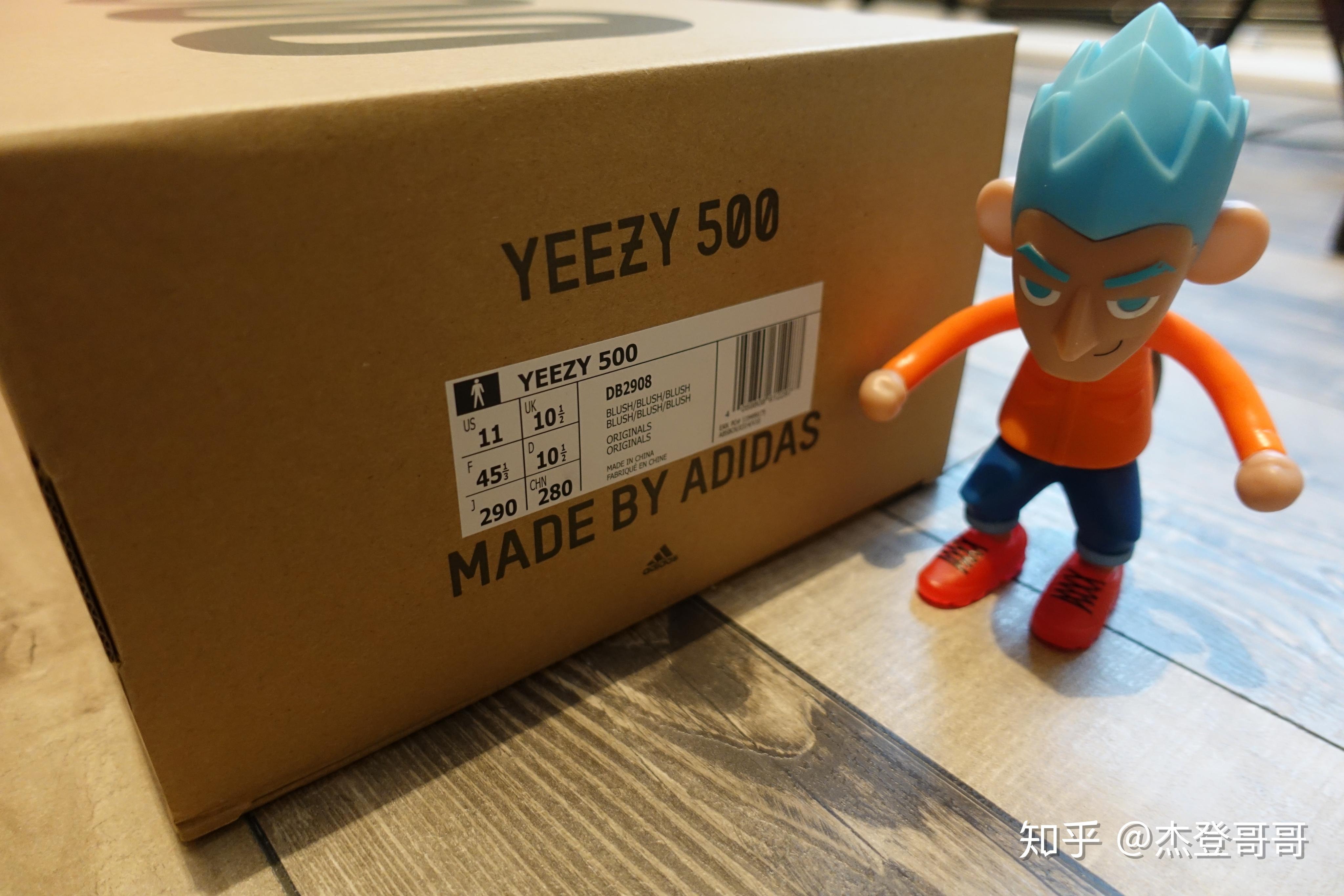 鞋盒一如既往的采用之前"前辈们"的adidas originals yeezy 的牛皮纸