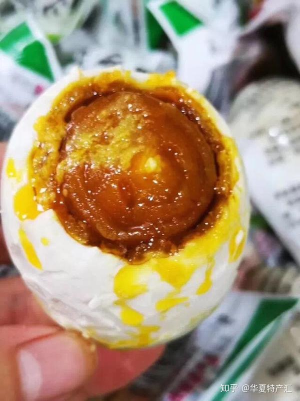 光山麻鸭蛋制作成的咸蛋切开后蛋黄蛋白界线分明,蛋白口感细嫩,蛋黄深