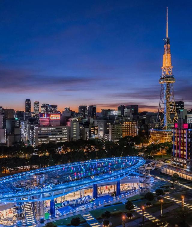 名古屋市中心的绿洲21是一个具备车站,商业,公共活动等功能的立体公园