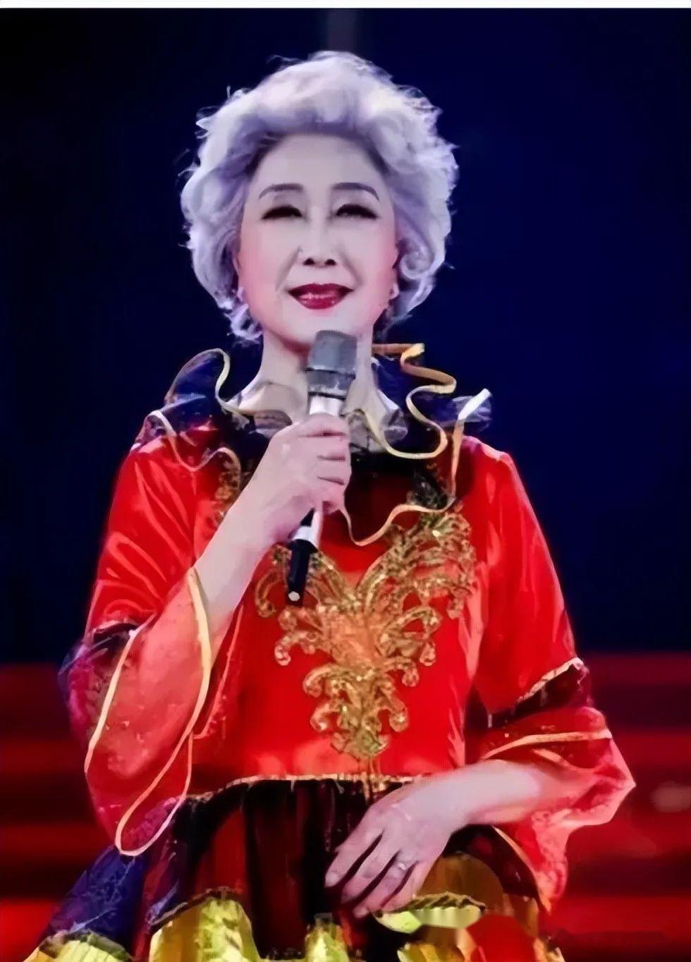 并且成为了中国第一位走纽约时装周的老年模特,在更广阔的国际舞