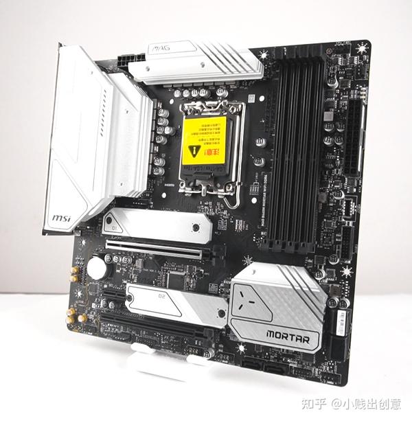 0的显卡插槽不过拓展性能依旧足够,可以安装两个满速的pcie4.0固态.