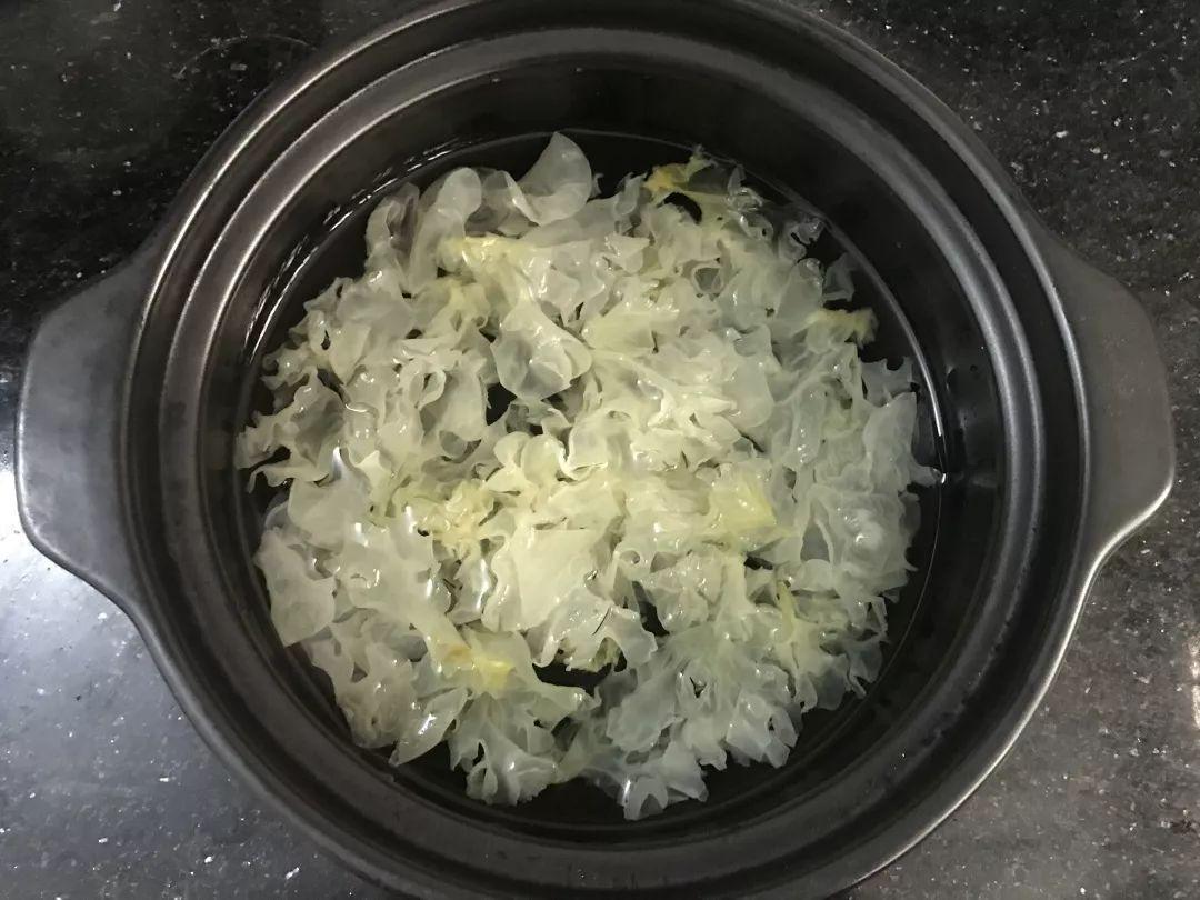 银耳怎么炖出来是黄色 v2-8c4b4ebdeb4b1e8771e53bc086236c12_r.jpg