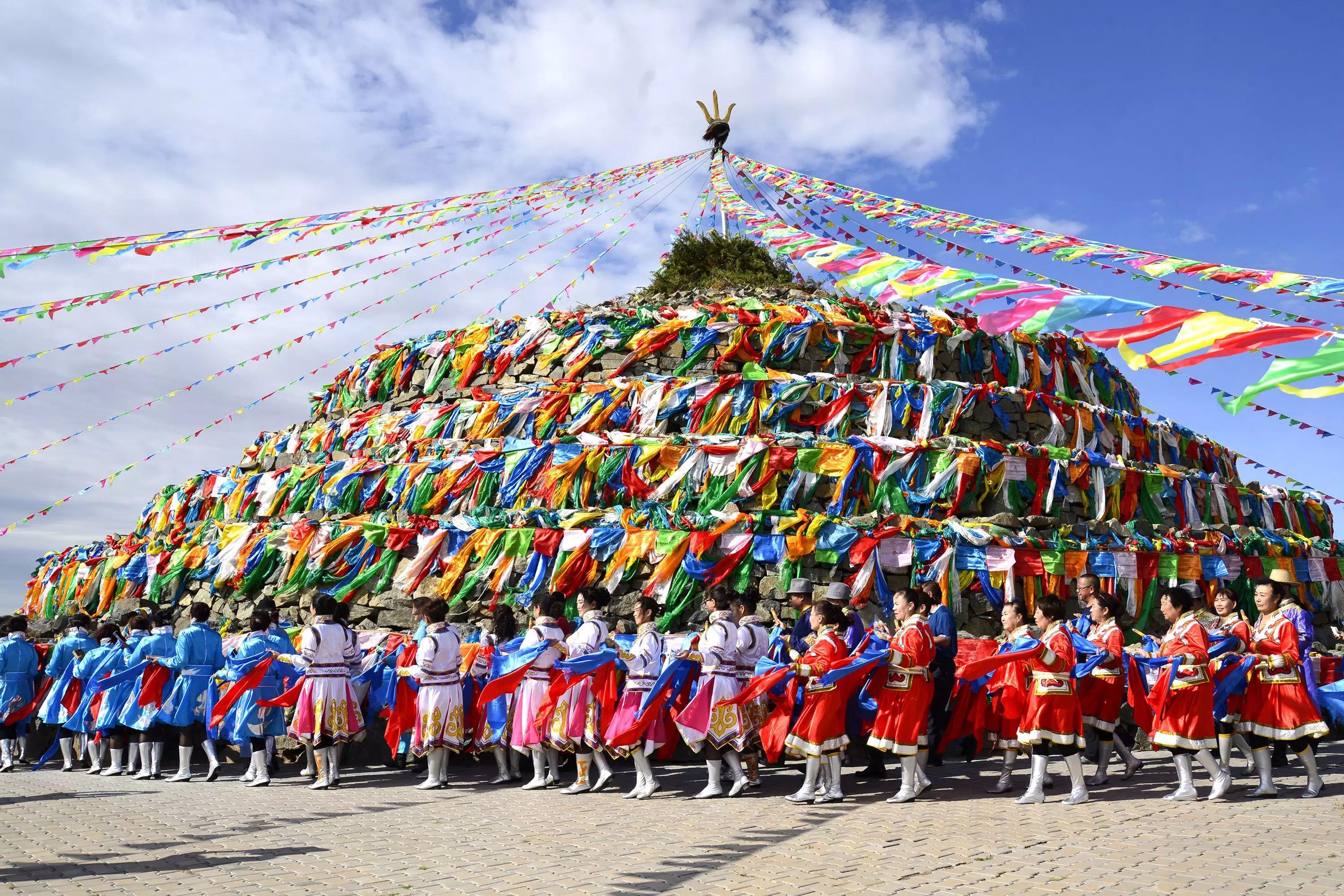 蒙古族人习惯祭祀敖包