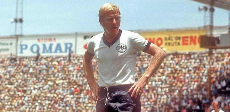 足球名人堂3第一位赢得德国足球先生的后卫卡尔海因茨施奈林格