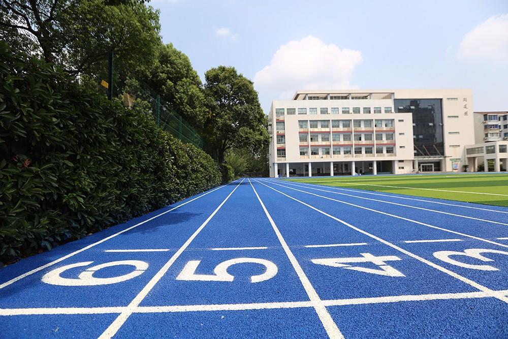 蓝色水性跑道带来环保新希望