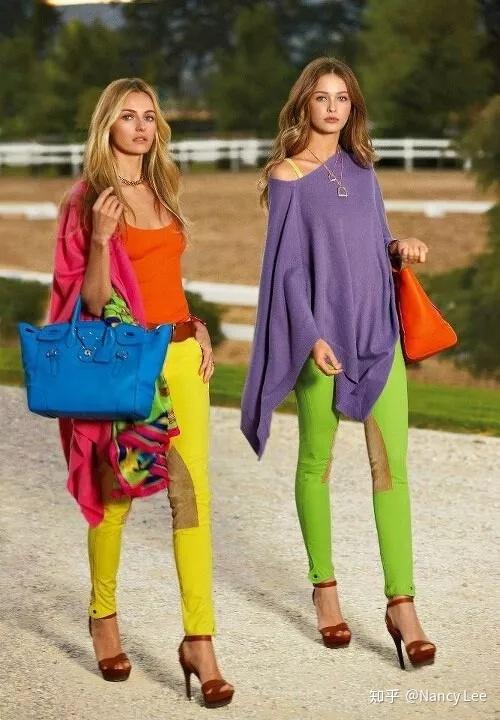 分裂补色搭配法则就是把一个颜色和它互补色任一边的颜色组合起来,这