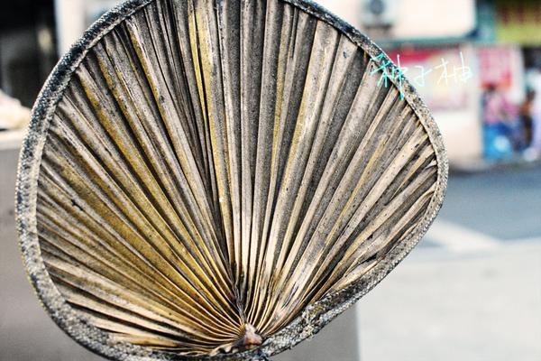 唤起了老长沙童年的记忆,夏夜纳凉,消暑降温,竹凉床,手摇蒲扇,缓慢的