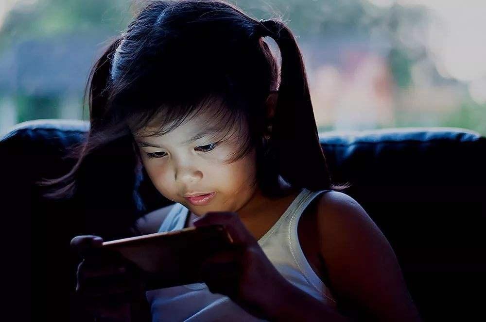 小孩玩手机黑眼圈图片图片