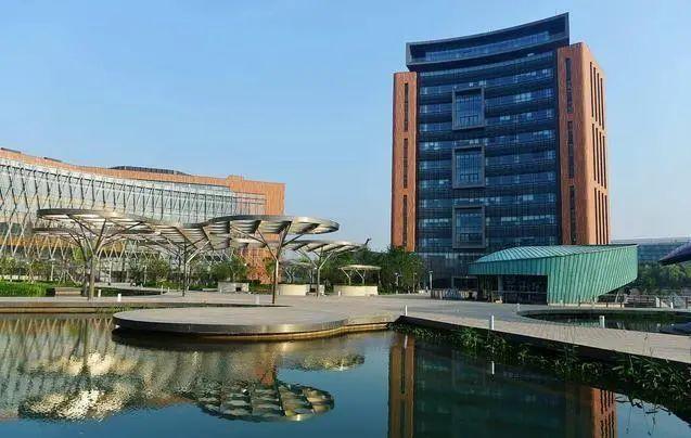 上海纽约大学上海纽约大学延续美本通识教育特色,最晚可在大二前定