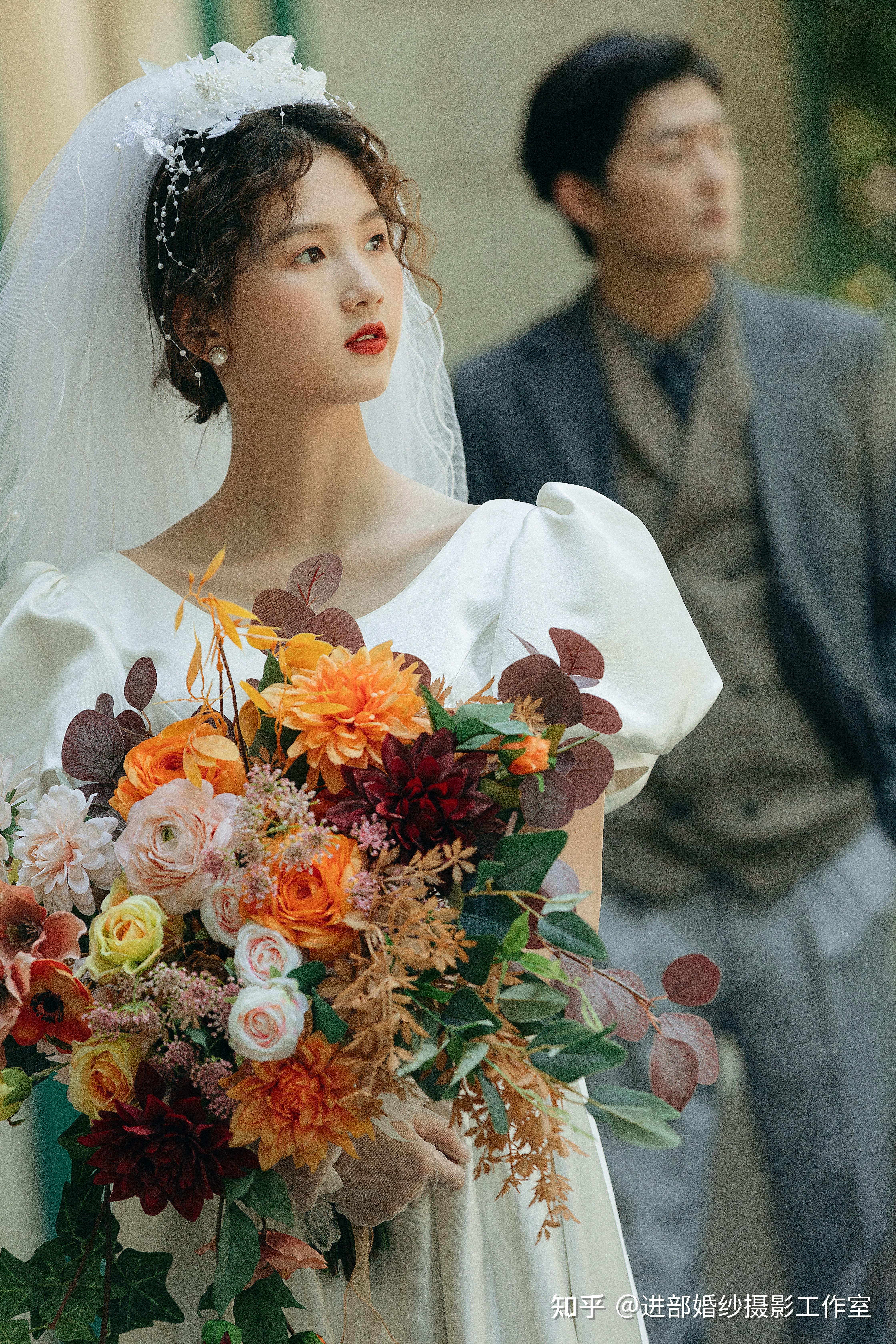 不知道是什么时候流行开的,但很多新娘觉得婚纱照换的套数越多越好