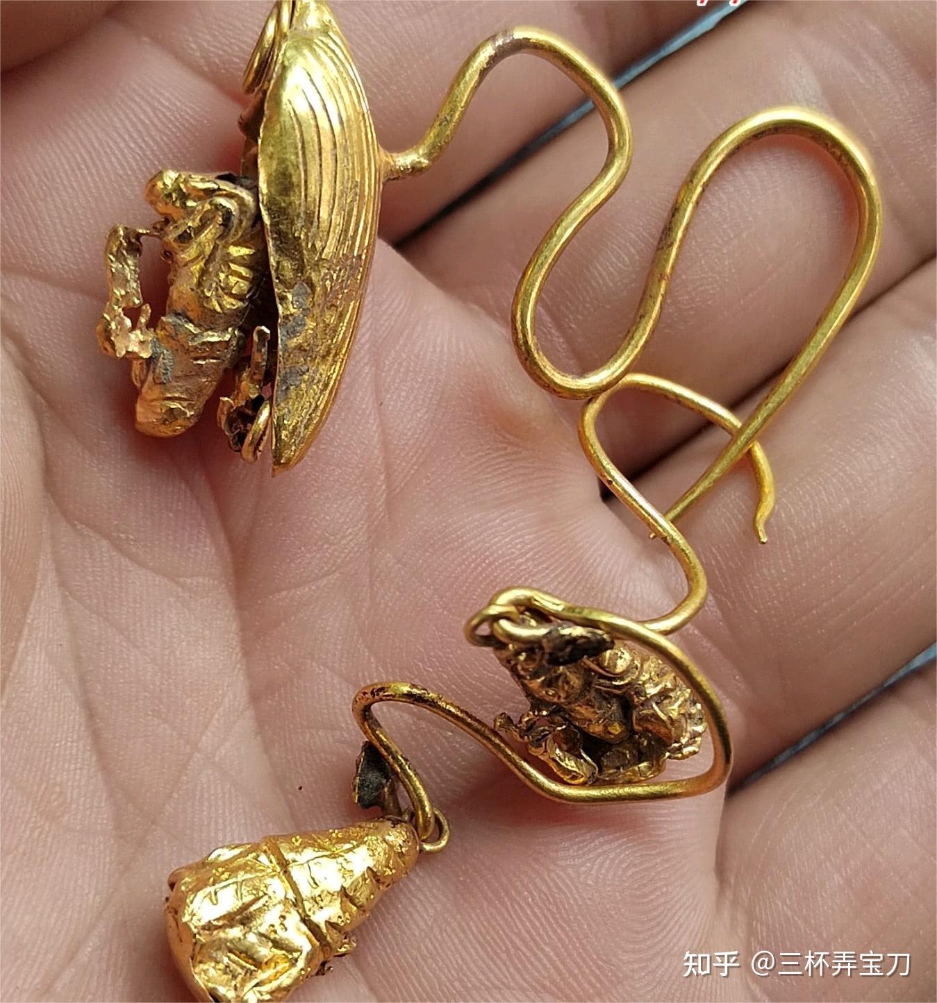 四川成都一男子在路边捡到一对价值30000元的明代金耳环