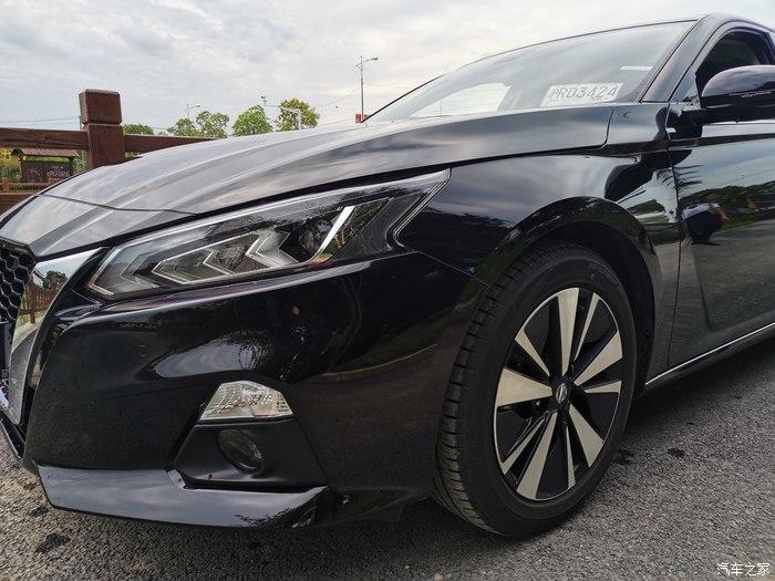 挂着临牌做首保迟到的21款天籁20t提车贴