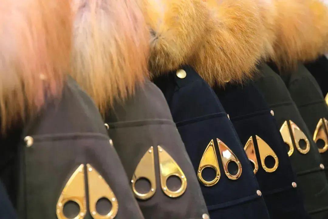 很有萌感,其实它还代表了加拿大有名的标志性形象——驼鹿足迹和黄铜