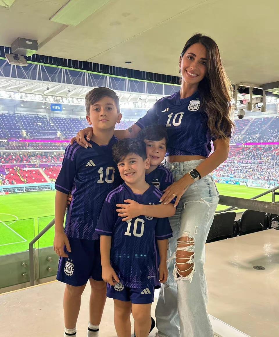 梅西太太现身世界杯看台,穿10号球迷服配破洞牛仔裤,尽显潮酷范儿