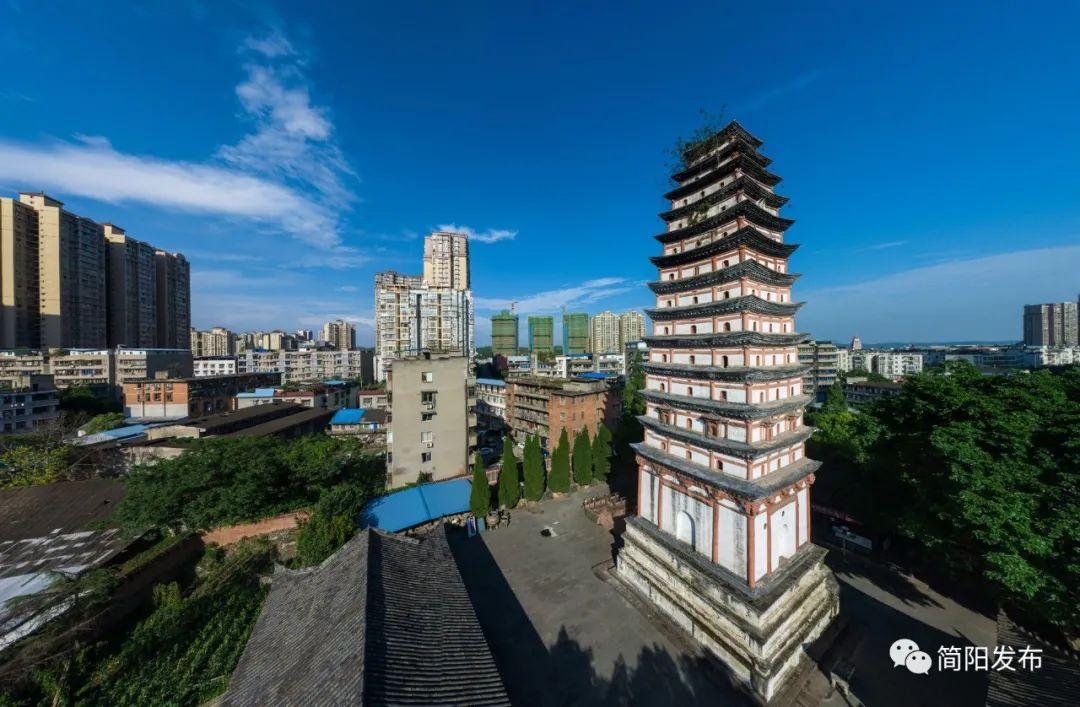 白塔园,一边参观碑廊,文物修复室,文物陈列室,一边了解简阳历代碑文和