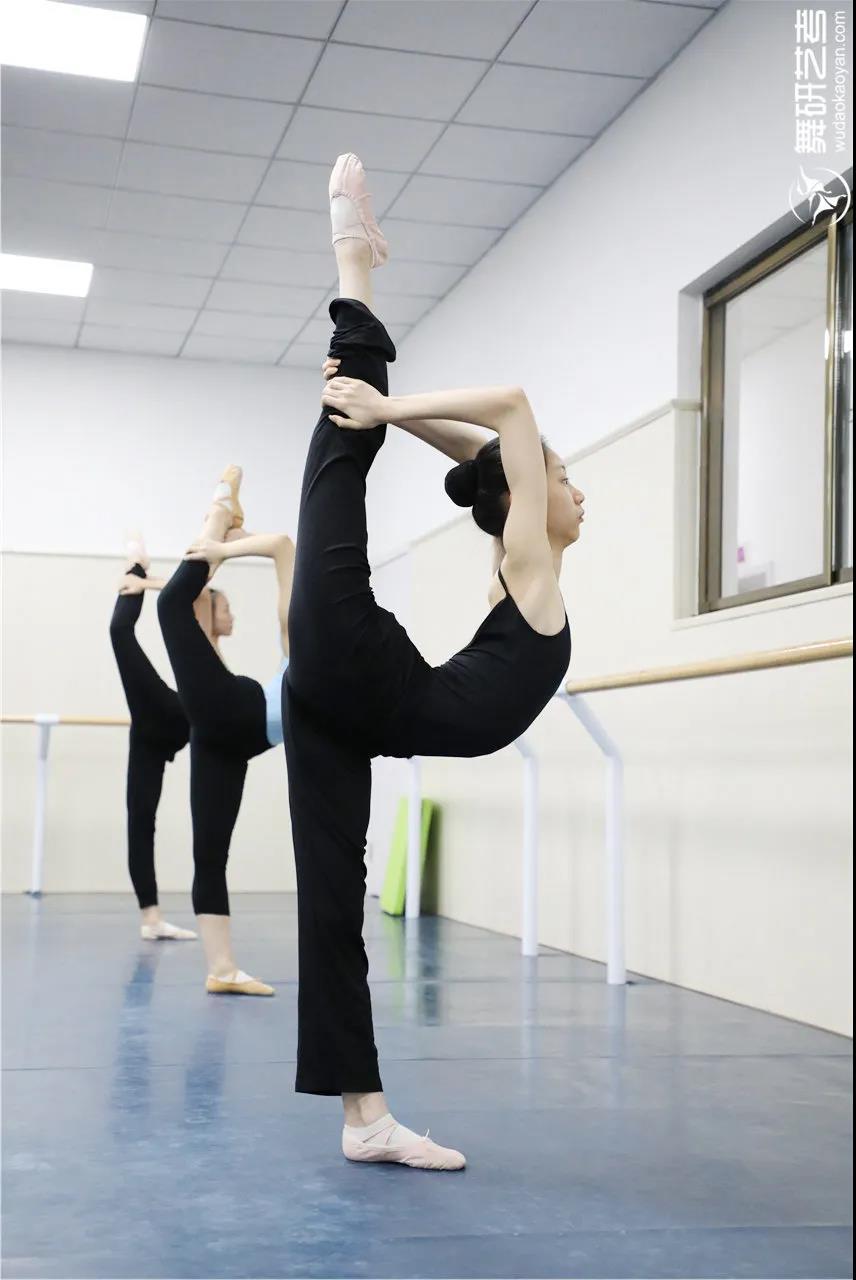 舞蹈生最全腿部拉伸动作合集