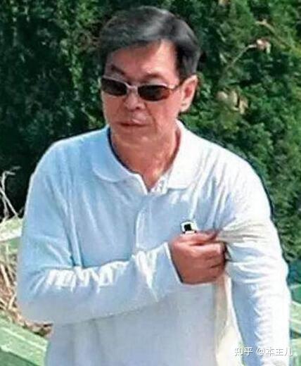 崩牙驹加入14k后开始拉拢自己的势力,认识了水房赖,耀仔等几个兄弟,几