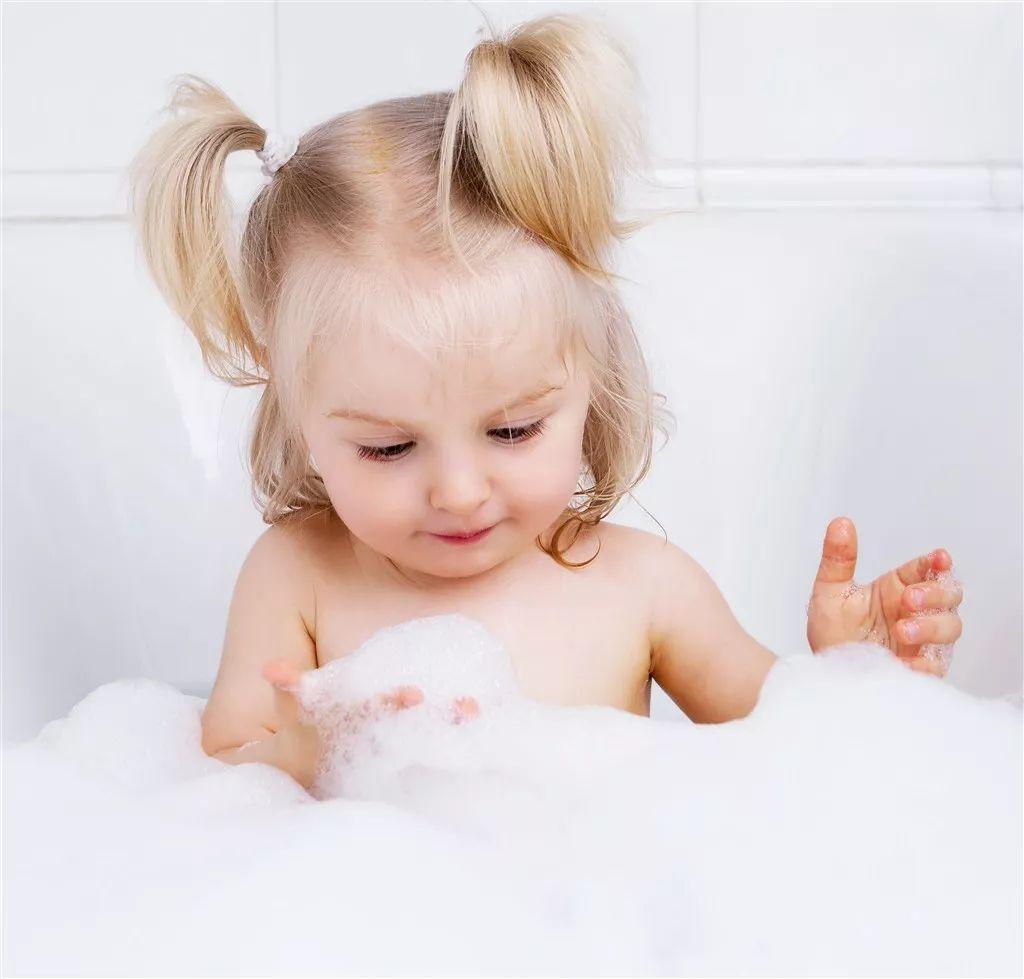 幸福的家庭妈妈在沐浴中给宝宝洗澡图片-商业图片-正版原创图片下载购买-VEER图片库
