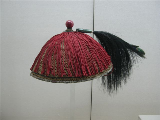 顶戴花翎是清朝官员的朝冠,是区分官员官阶的重要标志,也是清代官服的