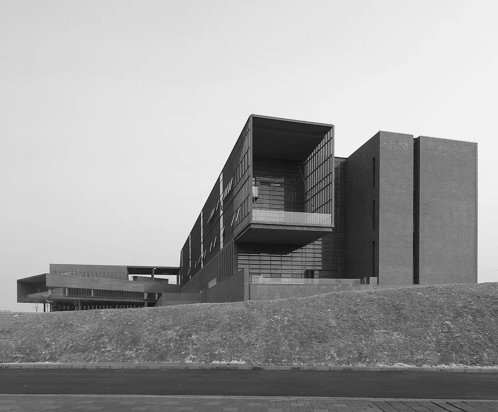 案例分析- 松山湖图书馆之场地设计应对策略解析