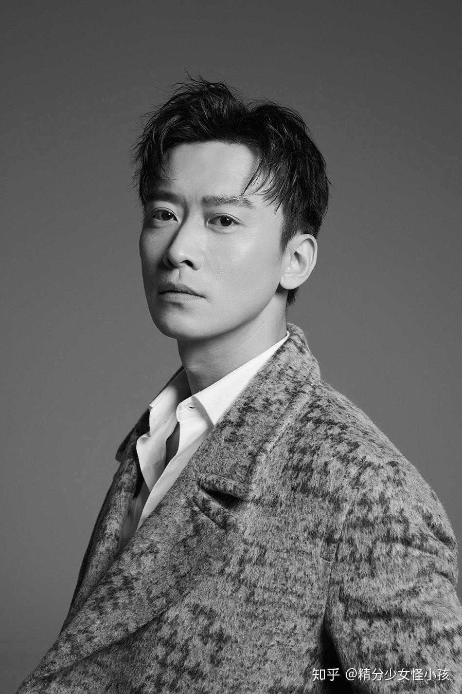 郑奇黑白风大片绅士沉稳 《在远方》将二轮播出