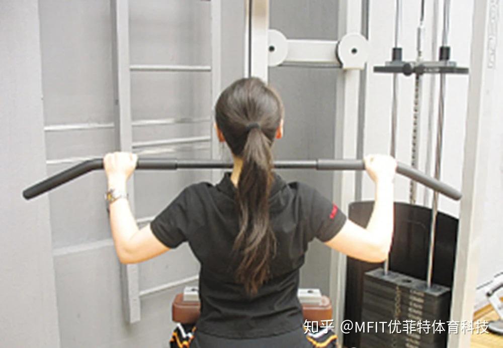 3,肱二头肌:窄距引体向上(反握)4,肱三头肌:臂屈伸5,三角肌:哑铃推肩6