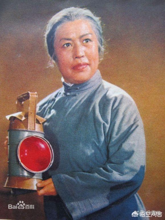 她在现代京剧《红灯记》中扮演李奶奶而广为人知