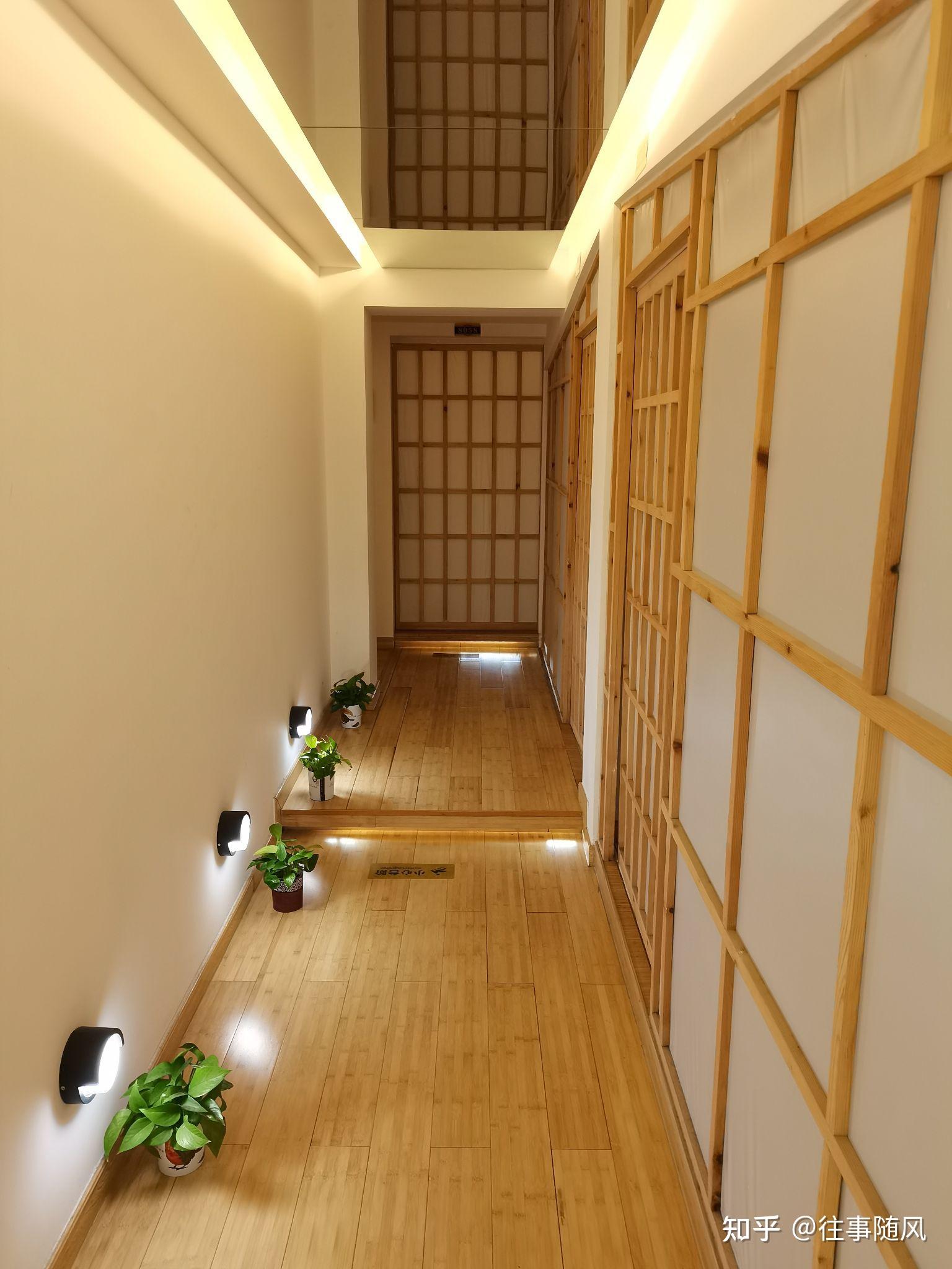 右手走廊里就是一个个采耳的房间啦!