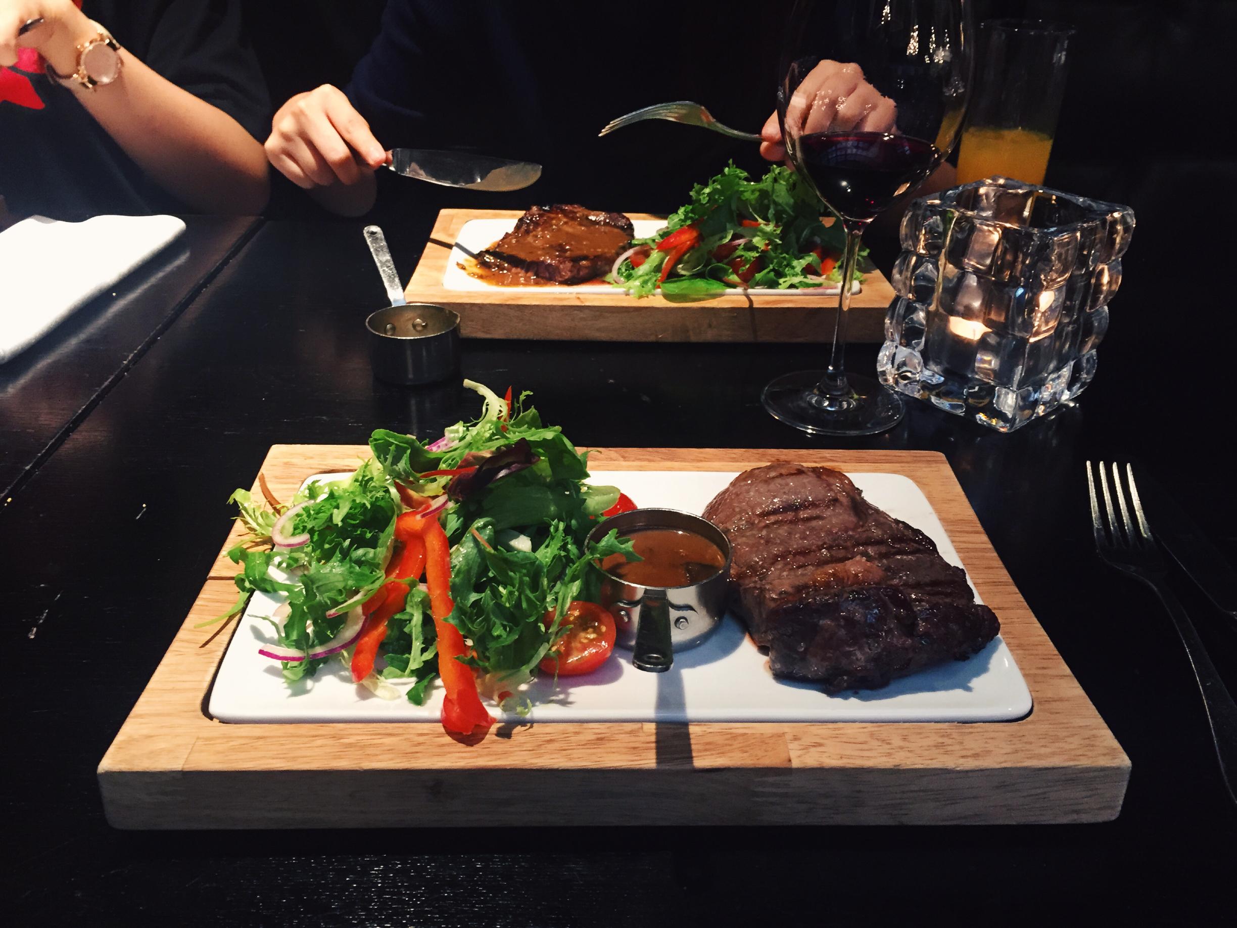 西安留学圆桌在英国吃饭都不积极的话还谈什么努力学习