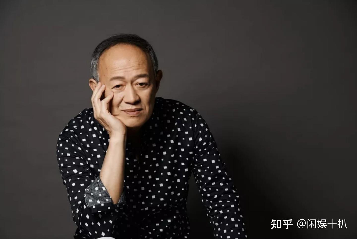 71岁“老戏骨”金士杰现状:白发老态,子女上中学,妻子风韵犹存 - 知乎