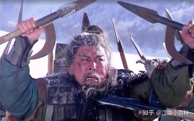 右臂中箭,翻身落马,当时华佗不请自来为关羽刮骨疗毒,不久之后关羽先