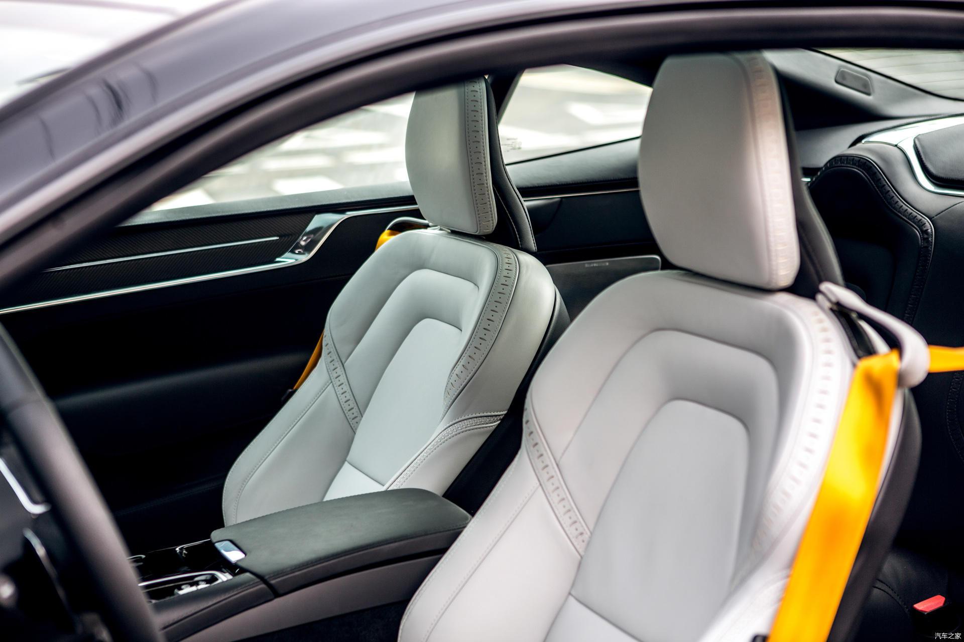 尽管定位于豪华gt,但是内饰设计却没有与沃尔沃品牌拉开档次,除了方向