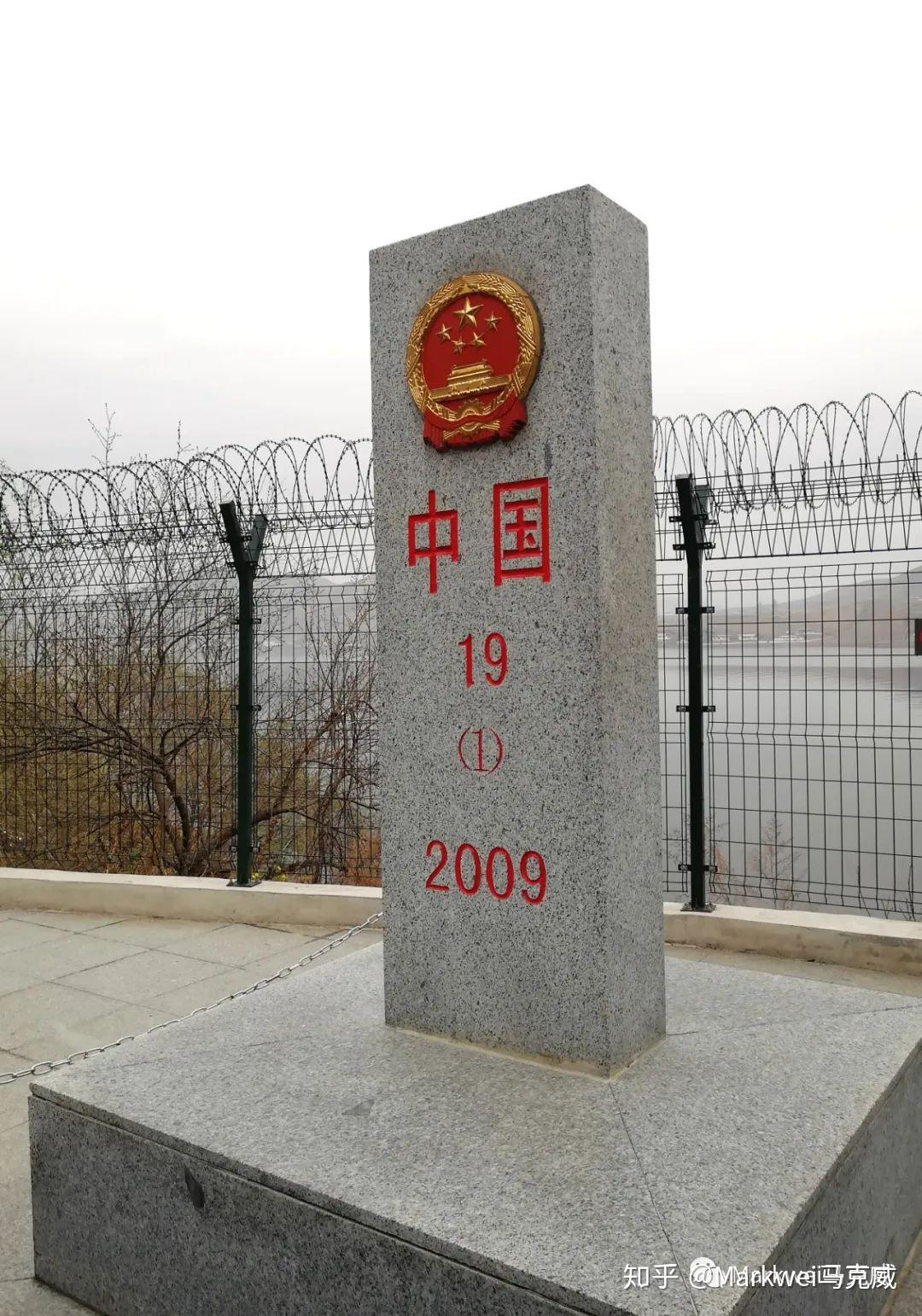 国门位于丹东市宽甸满族自治县长甸镇河口村中朝边境处,由沈阳铁路局