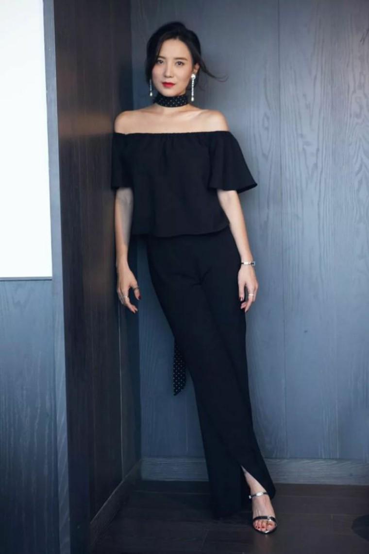 被菲姐pick的开衩裤搭配平底鞋和高跟鞋都美翻了