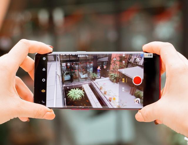 运镜时,陈景河建议双手紧握着镜头,最好用上稳定器(不论是手机还是