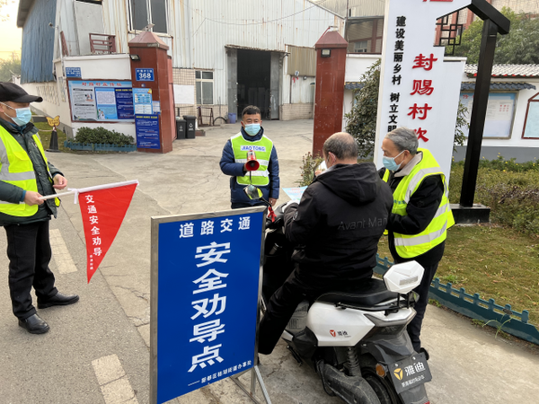 新都桂湖街道封赐村关工委“五老”人员积极参与道路交通安全宣传