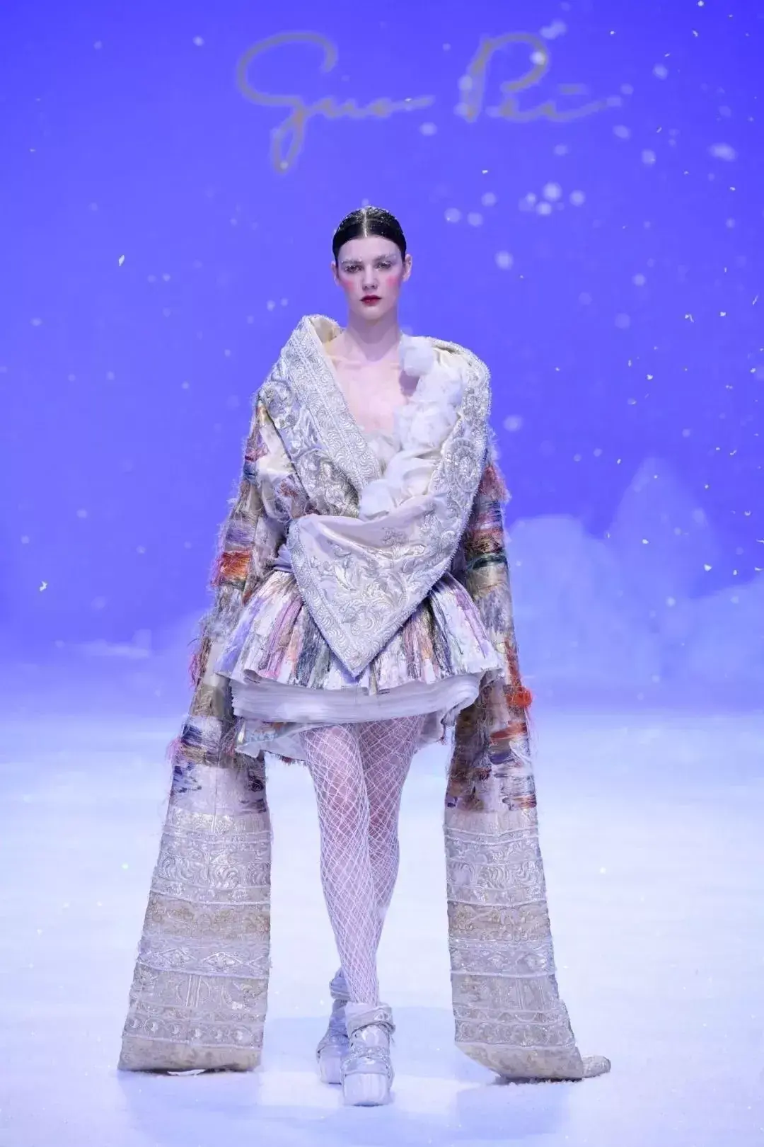 刚刚结束的巴黎高定时装周上,郭培为大家带来的大秀主题是"喜马拉雅"