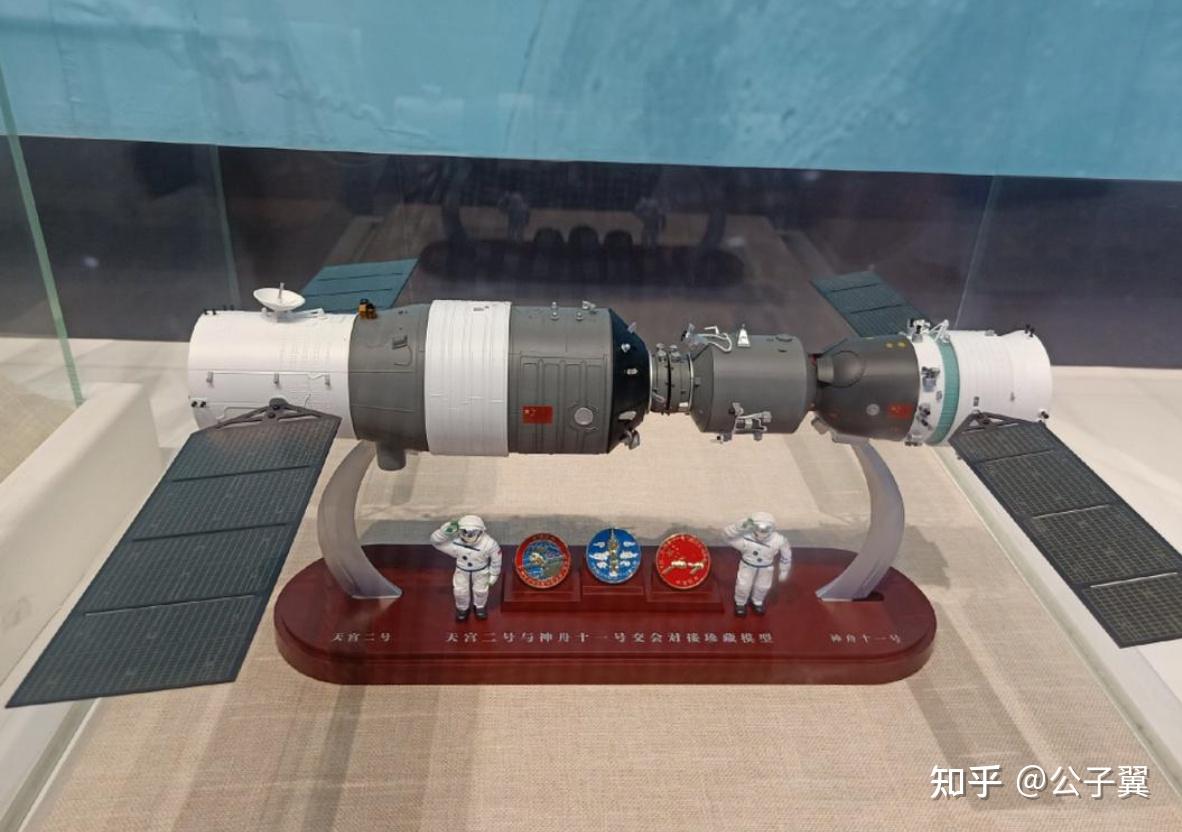 他的房间里有航天模型,是天宫二号的和神舟十一号交会对接会的珍藏
